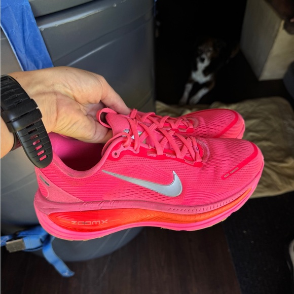 Nike Women's Vomero 18 Hot Pink - Picture 1 of 7